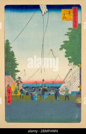 [ 1850 Giappone - volo di Capodanno in aquilone ] - volo di Capodanno in aquilone a Kasumigaseki a Edo (attuale Tokyo), 1857 (Ansei 4). Sul retro, Edo Bay può essere visto. Questa stampa in blocco di legno è l'immagine 2 in cento viste famose di Edo (名所江戸百景, Meisho Edo Hyakkei), una serie creata dall'artista ukiyoe Utagawa Hiroshige (歌川広重, 1797–1858). È una delle 42 scene primaverili della serie. Sembra confusionario piazzare il nuovo anno in primavera, ma prima del 1873 (Meiji 6), il Giappone ha usato un calendario lunisolare. Titolo: Kasumigaseki (霞がせき) stampa a blocchi di legno Ukiyoe vintage del XIX secolo. Foto Stock