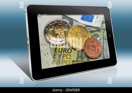 Su una banconota da 5 euro sono tre monete in euro dello Stato Baltico Estonia, vista su un Tablet PC Foto Stock