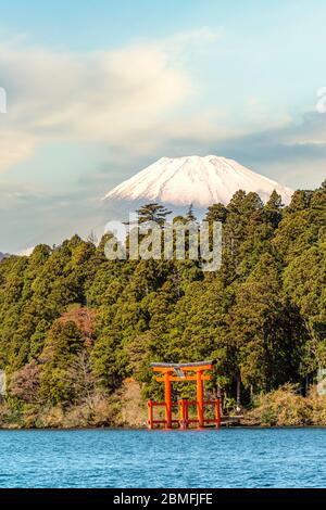 Il Santuario di Hakone Tori sul Lago Ashinoko con il Monte Fuji sullo sfondo, Hakone, Giappone Foto Stock