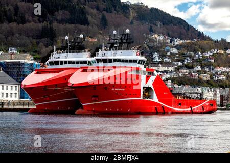 Navi gemelle al largo delle navi AHTS che gestiscono l'ancoraggio di rimorchiatore KL Sandefjord e KL Saltfjord al molo di Festningskaien, nel porto di Bergen, Norvegia. Foto Stock