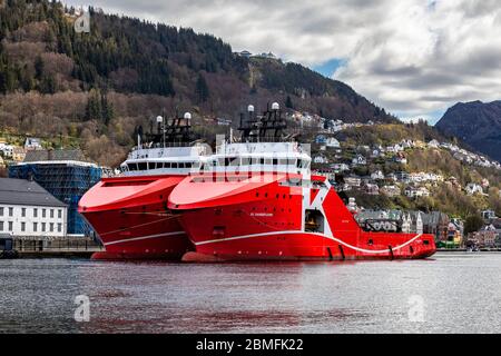 Navi gemelle al largo delle navi AHTS che gestiscono l'ancoraggio di rimorchiatore KL Sandefjord e KL Saltfjord al molo di Festningskaien, nel porto di Bergen, Norvegia. Foto Stock