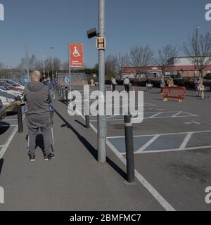 Tesco, Clowne, Chesterfield / Regno Unito - Marzo 26 2020 persone in fila per fare le settimane di shopping nel Regno Unito questo è a metà settimana all'inizio del Foto Stock