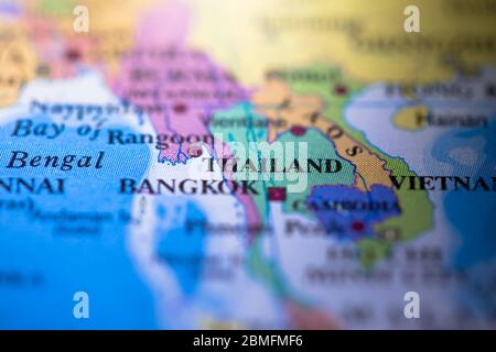 Profondità di campo poco profonda fuoco sulla mappa geografica posizione dell'antico paese Siam Thailandia nel continente asiatico sull'atlante Foto Stock