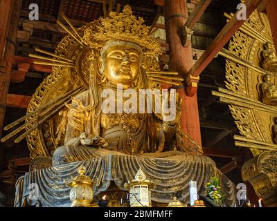 Il Grande Buddha nel tempio Todai-ji a Nara, la più grande statua di bronzo del Buddha Vairocana (Daibutsu) Foto Stock