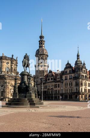 Dresda, Theatreplatz mit Hofkirche, König-Johann-Denkmal (1889 von Johannes Schilling) und Schloß Foto Stock