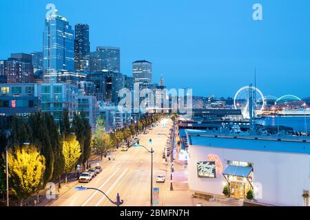 Seattle, Washington state, Stati Uniti - una vista notturna del lungomare in centro. Foto Stock