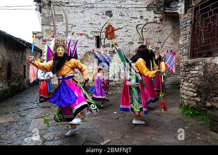 Di (terra) spettacolo d'opera. Fatto principalmente da uomini anziani. Area di Anshun, provincia di Guizhou, Cina Foto Stock