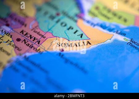 Profondità di campo poco profonda focalizzazione sulla mappa geografica posizione del paese Somalia nel continente africano sull'atlante Foto Stock