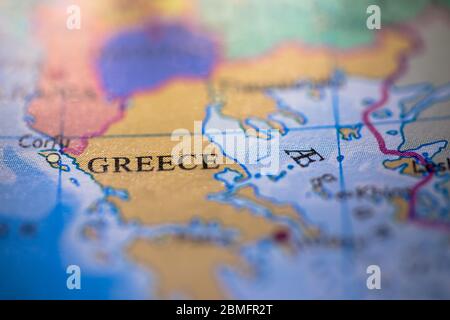 Profondità di campo poco profonda focalizzazione sulla mappa geografica posizione del paese Grecia nel continente europeo su atlas Foto Stock