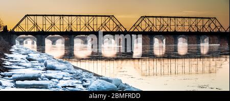 I blocchi di ghiaccio costeggiano il passaggio verso un ponte ferroviario sul fiume Susquehanna ad Harrisburg, Pennsylvania Foto Stock