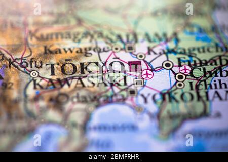 Profondità di campo poco profonda focalizzazione sulla posizione geografica della città di Tokyo nel continente giapponese asiatico sull'atlante Foto Stock