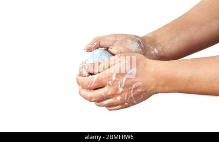 Il giovane si lava le mani con una saponetta blu, isolata su bianco. Può essere usato durante la prevenzione dell'epidemia di coronavirus covid-19 Foto Stock