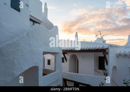 Vista al tramonto di edifici tradizionali in bianco presso il villaggio di Binibeca Vell, Minorca Foto Stock