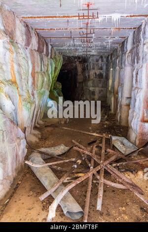 Interno di una vecchia fortezza abbandonata Foto Stock