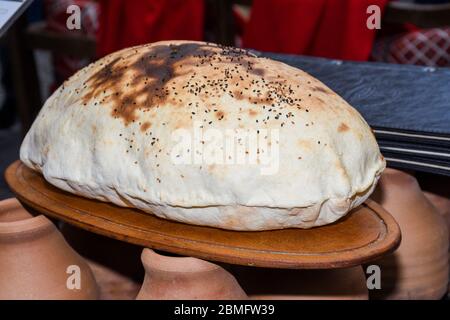 Il lavash è un pane piatto morbido e sottile, senza lievito, fatto in una tandoor e mangiato in tutto il Caucaso meridionale, l'Asia occidentale e le aree circostanti la Caspia Foto Stock