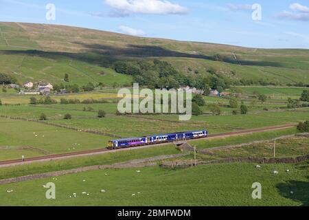 Treno Nord classe 153 + 158 treni sprinter che passano la campagna a Helwith Bridge sul punto panoramico per Carlisle ferrovia Foto Stock