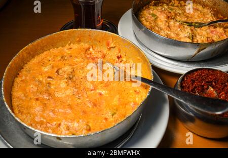 Cucina turca tradizionale piatti da colazione menemen a base di uova e pomodori e diversi ingredienti di ripieno come salsiccia, carne, formaggio, salsa e spi Foto Stock