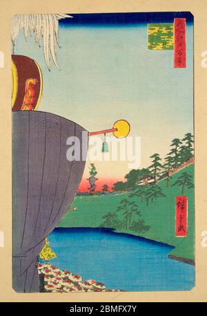 [ 1850 Giappone - Castello di Edo ] - Vista del fossato e della porta di Hanzomon (半蔵門) del Castello di Edo a Edo (attuale Tokyo) durante il Sanno Matsuri (山王祭), ancora uno dei tre festival più famosi di Tokyo, il 1856 (Ansei 3). Questa stampa in blocco di legno è l'immagine 51 in cento viste famose di Edo (名所江戸百景, Meisho Edo Hyakkei), una serie creata dall'artista ukiyoe Utagawa Hiroshige (歌川広重, 1797–1858). È una delle 30 scene estive della serie. Titolo: La processione del Sanno Festival a Kojimachi itchome (糀町一丁目山王祭ねり込, Kojimachi itchome Sanno Matsuri nerikomi) stampa in blocchi di legno Ukiyoe vintage del XIX secolo. Foto Stock