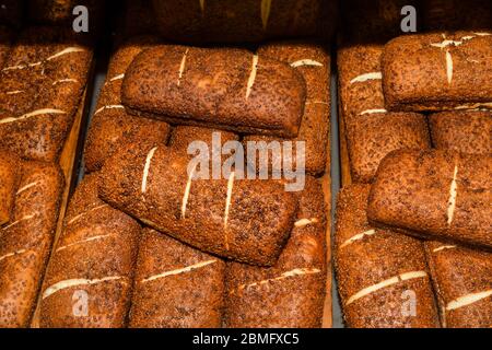Molti pane e panini misti girato dall'alto. Vista dall'alto dell'assortimento di diversi tipi di panetteria: Pane, pasties, panini, pretzel e croissant Foto Stock