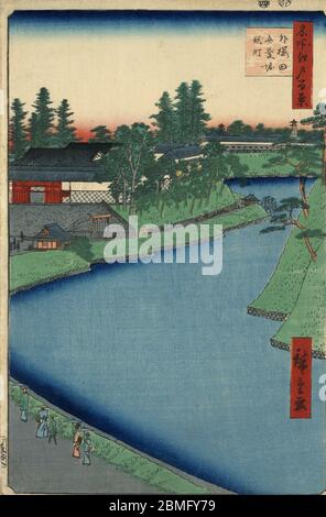 [ 1850 Giappone - Edo Castle Moat ] - Matto del Castello di Edo a Edo (attuale Tokyo), 1856 (Ansei 3). Questa stampa in blocco di legno è l'immagine 54 in cento viste famose di Edo (名所江戸百景, Meisho Edo Hyakkei), una serie creata dall'artista ukiyoe Utagawa Hiroshige (歌川広重, 1797–1858). È una delle 30 scene estive della serie. Titolo: Il fieno Benkei da Soto-Sakurada a Kojimachi (外桜田弁慶堀糀町, Soto-Sakurada Benkeibori Kojimachi) stampa in blocchi di legno Ukiyoe vintage del XIX secolo. Foto Stock