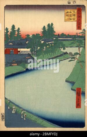 [ 1850 Giappone - Edo Castle Moat ] - Matto del Castello di Edo a Edo (attuale Tokyo), 1856 (Ansei 3). Questa stampa in blocco di legno è l'immagine 54 in cento viste famose di Edo (名所江戸百景, Meisho Edo Hyakkei), una serie creata dall'artista ukiyoe Utagawa Hiroshige (歌川広重, 1797–1858). È una delle 30 scene estive della serie. Titolo: Il fieno Benkei da Soto-Sakurada a Kojimachi (外桜田弁慶堀糀町, Soto-Sakurada Benkeibori Kojimachi) stampa in blocchi di legno Ukiyoe vintage del XIX secolo. Foto Stock