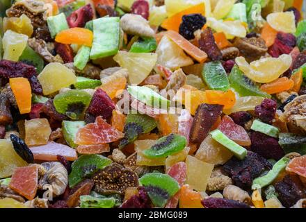 Draghi variopinti e multicolori, gocce di noci ricoperte di cioccolato, salsa di frutta, caramelle colorate, ceci arrosto al cioccolato. Foto Stock