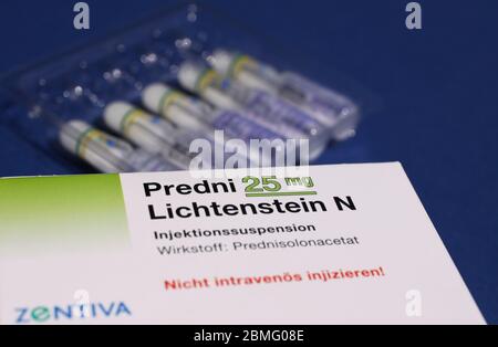 Viersen, Germania - Maggio 8. 2020: Primo piano della scatola isolata Predni 25 mg e del blister con flaconcini per iniezione, fondo blu Foto Stock