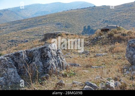 Bunker militari in cemento costruiti in Albania, epoca comunista Foto Stock