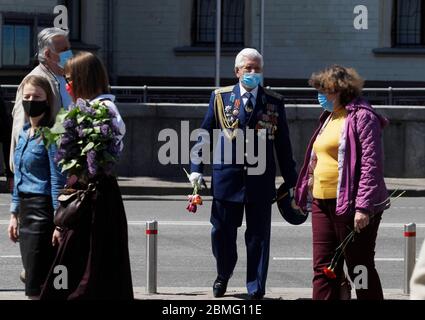 Kiev, Ucraina. 9 maggio 2020. Gli ucraini portano i fiori alla Tomba del Milite Ignoto durante la celebrazione della Giornata della Vittoria a Kiev, Ucraina, il 9 maggio 2020. Gli ucraini segnano il 75° anniversario della vittoria sulla Germania nazista nella seconda guerra mondiale, nel corso dell'epidemia di coronavirus COVID-19 in Ucraina. Credit: Serg Glovny/ZUMA Wire/Alamy Live News Foto Stock