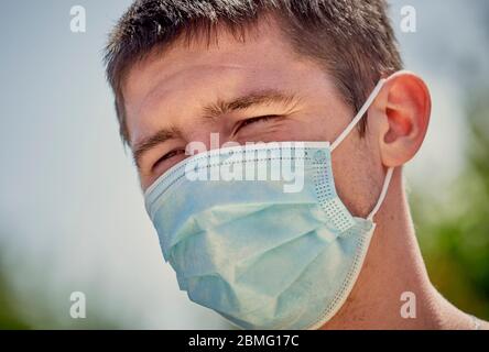 Uomo che indossa una maschera medica protettiva durante il blocco del coronavirus