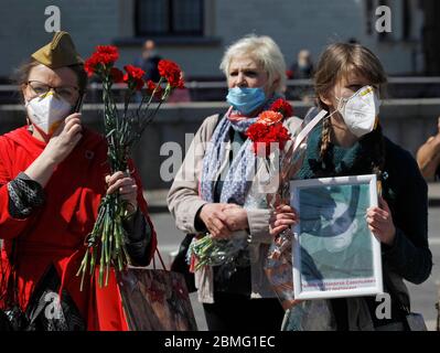 Kiev, Ucraina. 9 maggio 2020. Gli ucraini portano i fiori alla Tomba del Milite Ignoto durante la celebrazione della Giornata della Vittoria a Kiev, Ucraina, il 9 maggio 2020. Gli ucraini segnano il 75° anniversario della vittoria sulla Germania nazista nella seconda guerra mondiale, nel corso dell'epidemia di coronavirus COVID-19 in Ucraina. Credit: Serg Glovny/ZUMA Wire/Alamy Live News Foto Stock