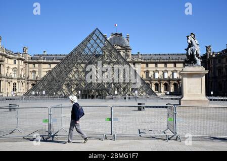 Parigi (Francia): Qualcuno che passa davanti al Museo del Louvre durante l'epidemia di Covid-19, il 15 aprile 2020. La piramide del Louvre e il Museo sono chiusi Foto Stock