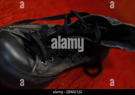Scarpe eleganti nere Ragged, scarpe eleganti nere vintage Foto Stock