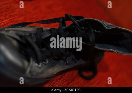 Scarpe eleganti nere Ragged, scarpe eleganti nere vintage Foto Stock