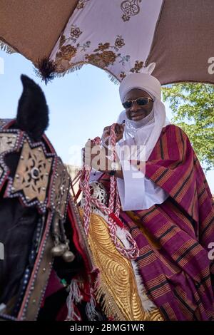 HRH l'Emiro di Gumel sfilando le strade di Gumel scoraggiato dalla sua corte durante un durbar. A durbar è una celebrazione nel nord della Nigeria in cui il n Foto Stock