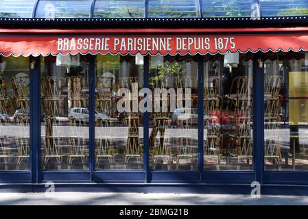 Parigi (75): Grand Cafe des Capucines, sedie impilate all'interno del caffè chiuso durante la quarantena a causa dell'epidemia di coronavirus, il 15 aprile 2020. Si Foto Stock