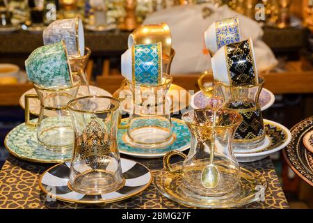 Turkish Delight tazze, vasetti, bollitore per tè e negozio di souvenir sono fatti di rame. La città di Mostar in Bosnia ed Erzegovina. Tradizione artigianale locale e tè Foto Stock