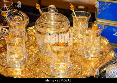 Turkish Delight tazze, vasetti, bollitore per tè e negozio di souvenir sono fatti di rame. La città di Mostar in Bosnia ed Erzegovina. Tradizione artigianale locale e tè Foto Stock