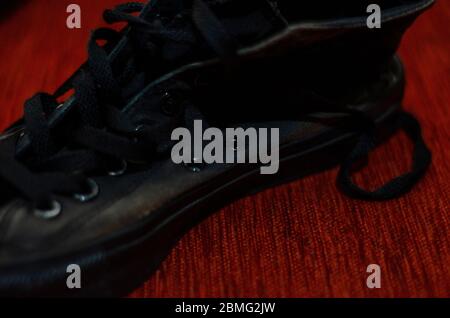 Scarpe eleganti nere Ragged, scarpe eleganti nere vintage Foto Stock