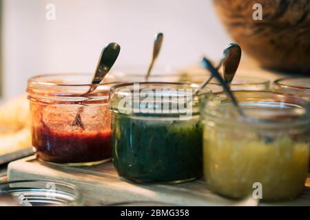 In casa di vasetti di varietà di frutta marmellata sul tavolo Foto Stock
