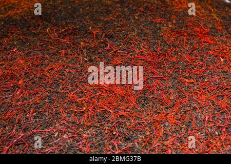 Spezie di zafferano rosse organiche grezze in un sapore di lusso Bowl.luxurious e spezie costose idea concettuale con primo piano su spezia di zafferano sciolto in ciotola dorata dentro Foto Stock