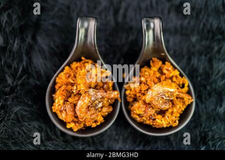 Pasta piccante piccante di gamberi in peperoncino nero su sfondo scuro Foto Stock