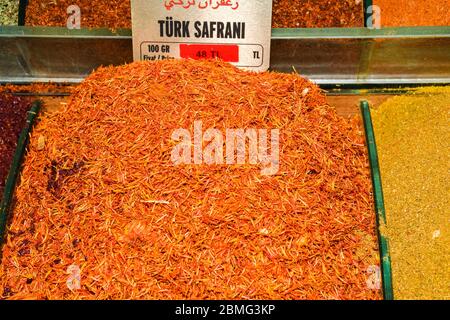 Spezie di zafferano rosse organiche grezze in un sapore di lusso Bowl.luxurious e spezie costose idea concettuale con primo piano su spezia di zafferano sciolto in ciotola dorata dentro Foto Stock