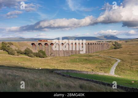 DB Cargo EWS livrea classe 66 locomotiva 66160 attraversamento del viadotto Ribblehead sul punto di partenza per la ferrovia Carlisle con un treno merci che trasporta cemento alla rinfusa Foto Stock