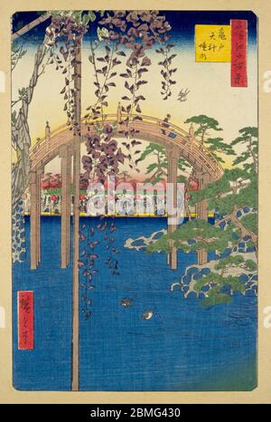 [ 1850 Giappone - Kameido Tenjin ] - Stagno di Shinji, fiore di glicine e un tradizionale ponte ad arco al santuario di Kameido Tenjin a Edo (attuale Tokyo), 1856 (Ansei 3). Questa stampa in blocco di legno è l'immagine 65 in cento viste famose di Edo (名所江戸百景, Meisho Edo Hyakkei), una serie creata dall'artista ukiyoe Utagawa Hiroshige (歌川広重, 1797–1858). È una delle 30 scene estive della serie. Titolo: Interno Santuario Kameido Tenjin (亀戸天神境内, Kameido Tenjin keidai) Stampa a blocchi di legno Ukiyoe, di epoca XIX secolo. Foto Stock