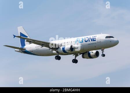 Aeroporto Southend di Londra, Essex, Regno Unito. 9 maggio 2020. Un volo di rimpatrio FlyOne è atterrato all'aeroporto di Londra Southend da Chisinau, Moldavia, prima che il governo britannico decidasse di 14 giorni di quarantena a causa del blocco del Coronavirus COVID-19. L'aeromobile FlyOne Airbus A320 che serve il numero di volo FIA617 può trasportare 180 passeggeri quando è pieno e atterrato alle 14:00. Southend Airport ha dichiarato che tutte le precauzioni sono state prese in linea con le attuali indicazioni del governo Foto Stock