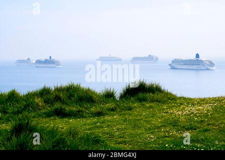 Weymouth, Dorset, Regno Unito. 9 maggio 2020. UK Weather: Cinque navi da crociera ancorate nella baia al largo della costa della località balneare di Weymouth a Dorset in una calda giornata di sole a causa della chiusura dell'industria di crociera durante il blocco dei coronavirus. Ci sono quattro navi P&o che sono Oceana, Aurora, Arcadia e Ventura e una nave Cunard la nave Liner Queen Mary 2. Credito immagine: Graham Hunt/Alamy Live News Foto Stock