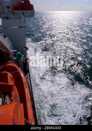 AJAXNETPHOTO. CANALE IN INGLESE. - IN FRANCIA - MARE SCINTILLANTE VISTO DA UN TRAGHETTO CHE ATTRAVERSA IL CANALE DA DOVER A DUNKERQUE. FOTO;JONATHAN EASTLAND/AJAX RIF:GR80904 609 Foto Stock