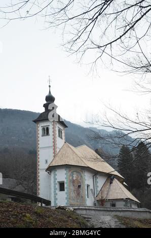 La chiesa Sveti Janez sul lago di Bohinj nelle Alpi Giulie, Slovenia Foto Stock