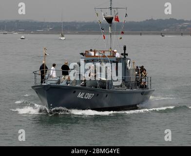 AJAXNETPHOTO. 25 AGOSTO 2016. PORTSMOUTH, INGHILTERRA. - RIPRESA DELLA SECONDA GUERRA MONDIALE DEL LANCIO DELLA DIFESA DEL PORTO - RESTAURATA LA SECONDA GUERRA MONDIALE HDML 1387 'MDA' DURANTE IL PASSATO VELICO CHE SEGNA IL CENTENARIO DELLA FONDAZIONE DELLE FORZE COSTIERE. . FOTO:JONATHAN EASTLAND/AJAX REF: D162508 6064 Foto Stock